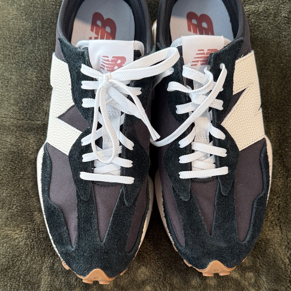 New Balance Women’s Black and White Sneakers-BRAND NEW NEVER WORN. Box included